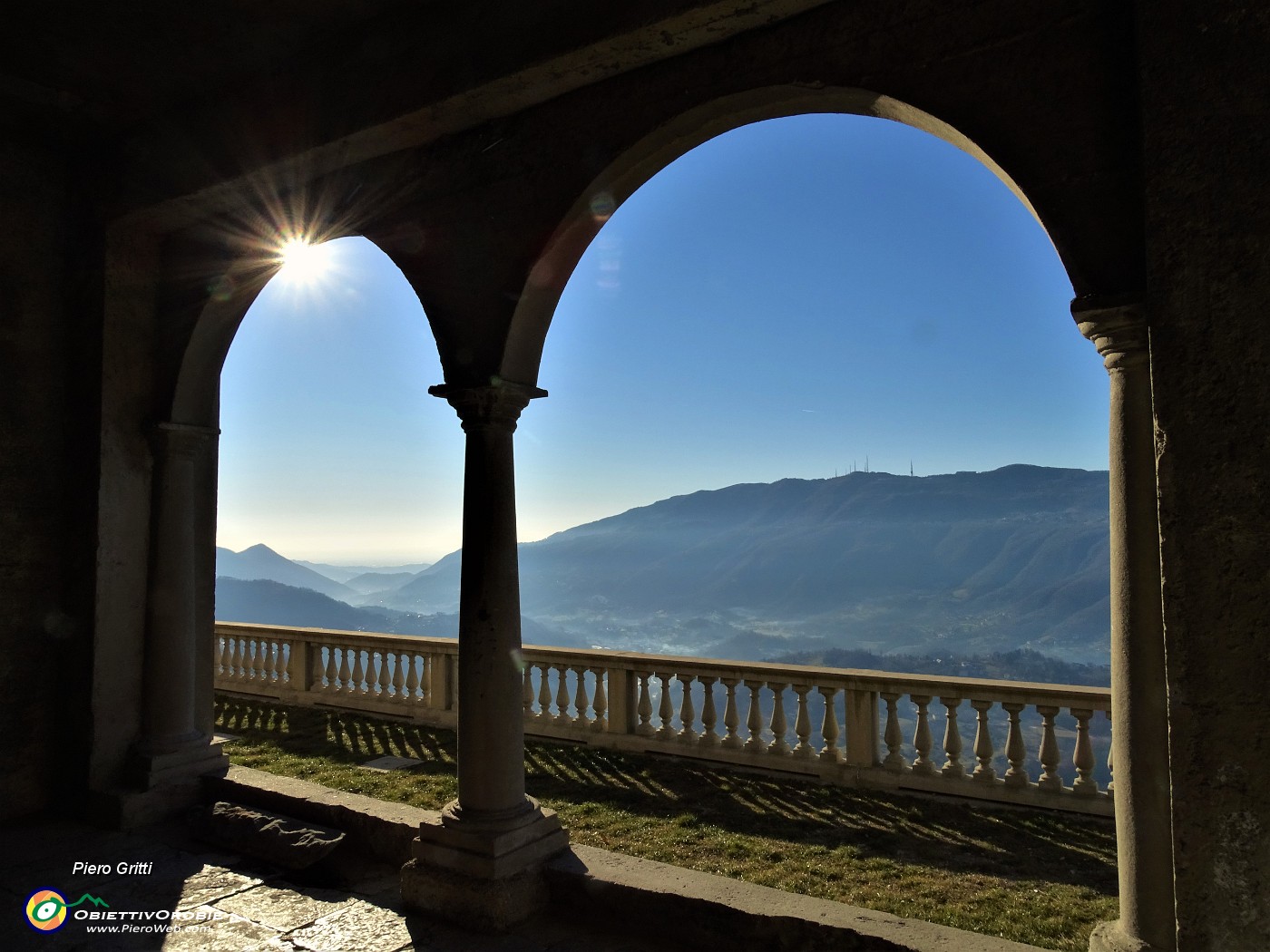 08 Vista sulla Valle Imagna dal porticato della Chiesa di Fuipiano.JPG